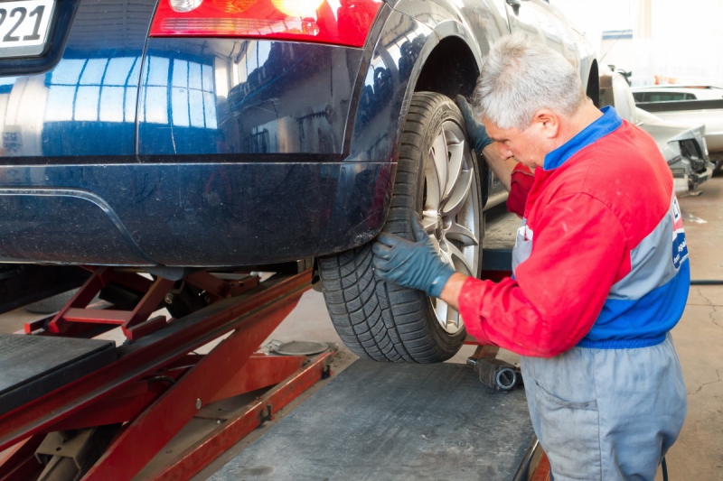 vitrine-PUGET ROSTANG-min_auto_repair_repair_lift_auto_mechanic_work_clothes_master_professional_man_of_the_fold-685629