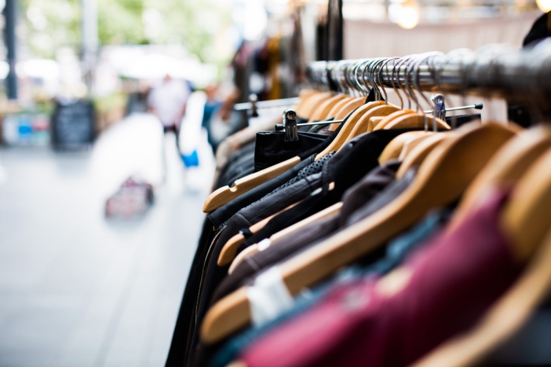 vitrine-PUGET ROSTANG-min_blur_close_up_focus_hanger_jacket_market_people_rack-1176303