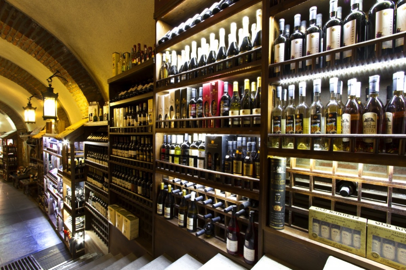 vitrine-PUGET ROSTANG-min_world_street_travel_shop_canon_georgia_wine_bottles-429767